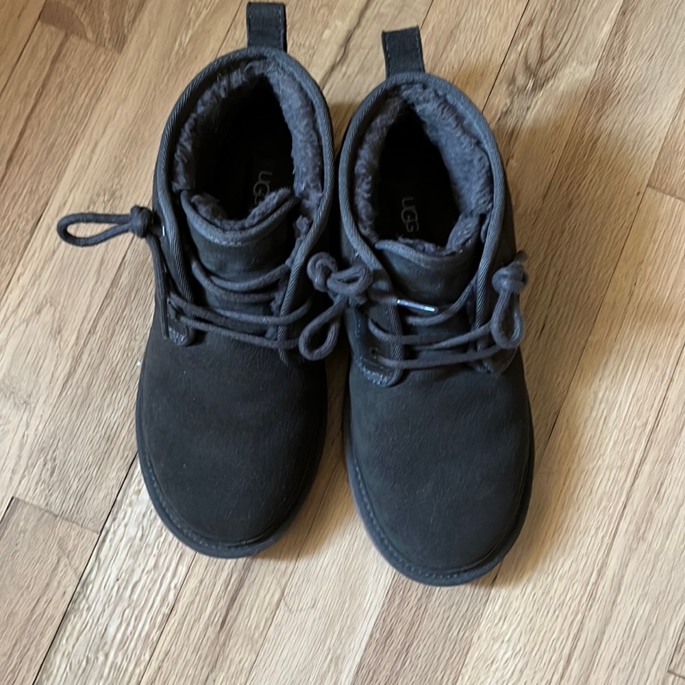 Ugg sz 8 Neumel in grey/ green smoky color